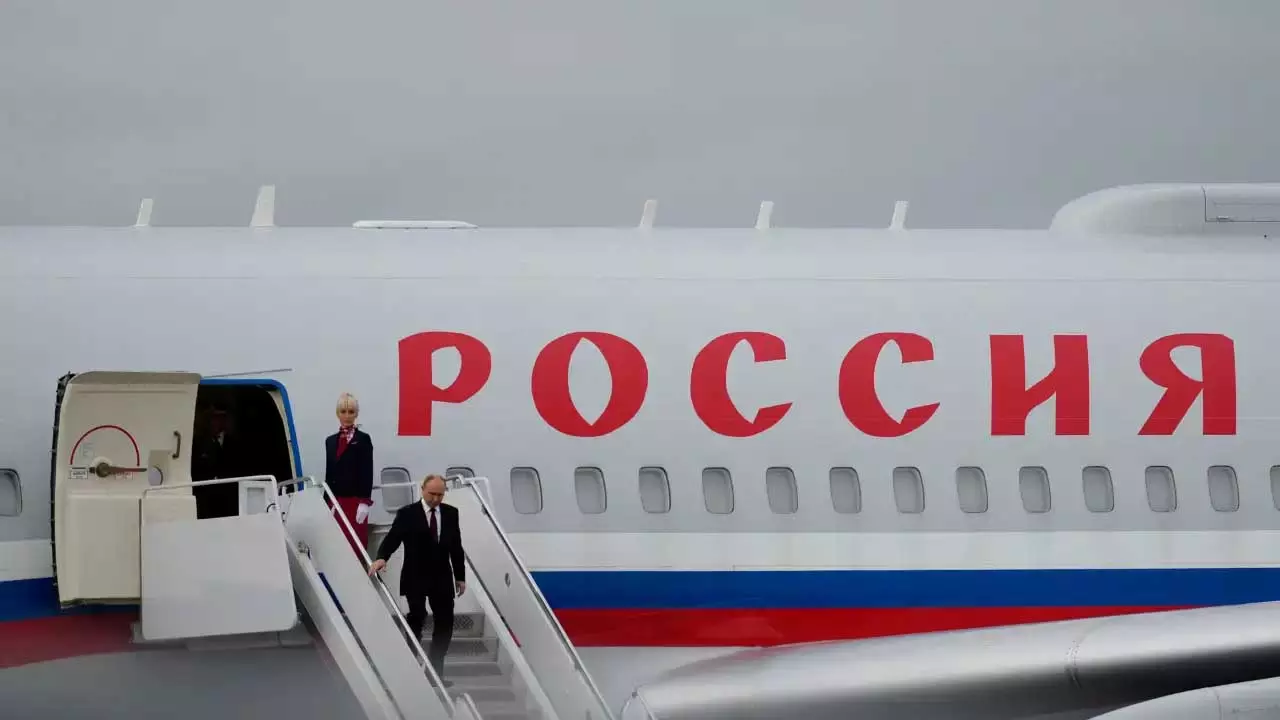 दो दिवसीय भारत दौरे के लिए रूस से रवाना हुए राष्ट्रपति पुतिन, पीएम मोदी और Putin की मुलाकात पर टिकी दुनिया की नजर दो दिवसीय भारत दौरे के लिए रूस से रवाना हुए राष्ट्रपति पुतिन, पीएम मोदी और Putin की मुलाकात पर टिकी दुनिया की नजर