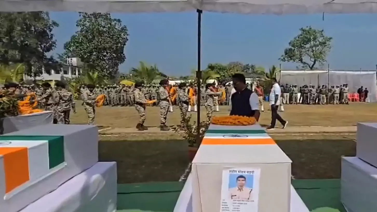बीजापुर में शहीद 3 DRG जवानों को दी गई श्रद्धांजलि बीजापुर में शहीद 3 DRG जवानों को दी गई श्रद्धांजलि