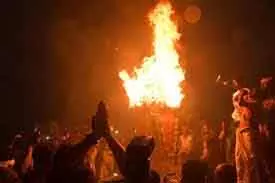 बारिश के बावजूद, लाखों लोगों ने Tiruvannamalai पहाड़ियों पर कार्तिगई महादीपम देखा बारिश के बावजूद, लाखों लोगों ने Tiruvannamalai पहाड़ियों पर कार्तिगई महादीपम देखा