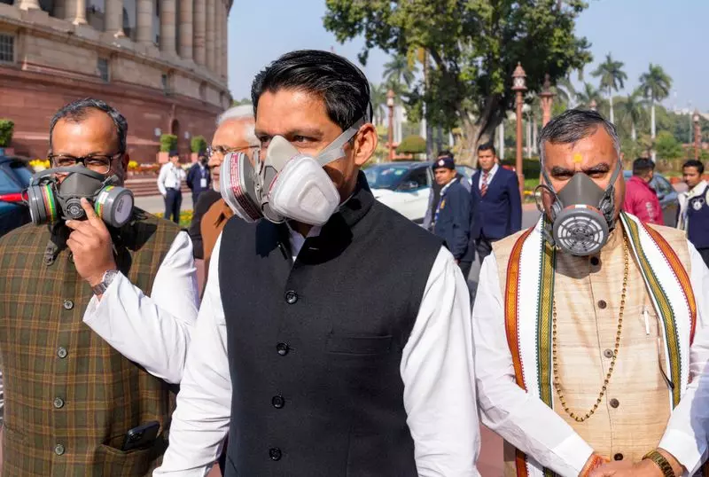 Haryana के 3 कांग्रेस सांसदों ने संसद भवन परिसर में गैस मास्क पहने Haryana के 3 कांग्रेस सांसदों ने संसद भवन परिसर में गैस मास्क पहने