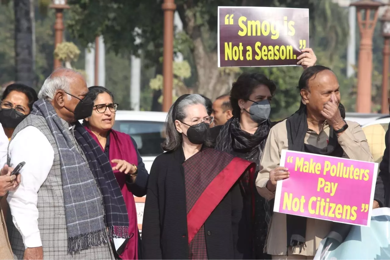सोनिया और प्रियंका ने वायु प्रदूषण को लेकर केंद्र सरकार पर साधा निशाना सोनिया और प्रियंका ने वायु प्रदूषण को लेकर केंद्र सरकार पर साधा निशाना