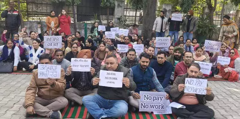 लुधियाना सिविल सर्जन ऑफिस में NHM कर्मचारियों ने किया बड़ा विरोध प्रदर्शन, 2 महीने की सैलरी की मांग लुधियाना सिविल सर्जन ऑफिस में NHM कर्मचारियों ने किया बड़ा विरोध प्रदर्शन, 2 महीने की सैलरी की मांग