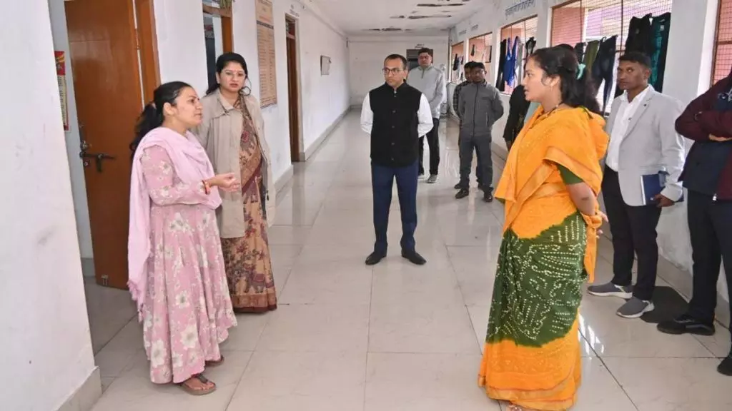 बाल संप्रेषण गृह के दो कर्मचारियों का निलंबन जल्द बाल संप्रेषण गृह के दो कर्मचारियों का निलंबन जल्द
