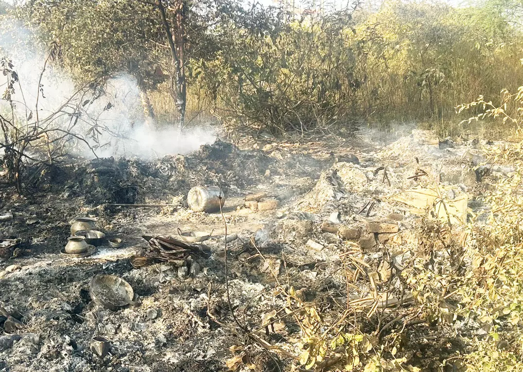 झोपड़ी में आग लगने से महिला जिंदा जली झोपड़ी में आग लगने से महिला जिंदा जली