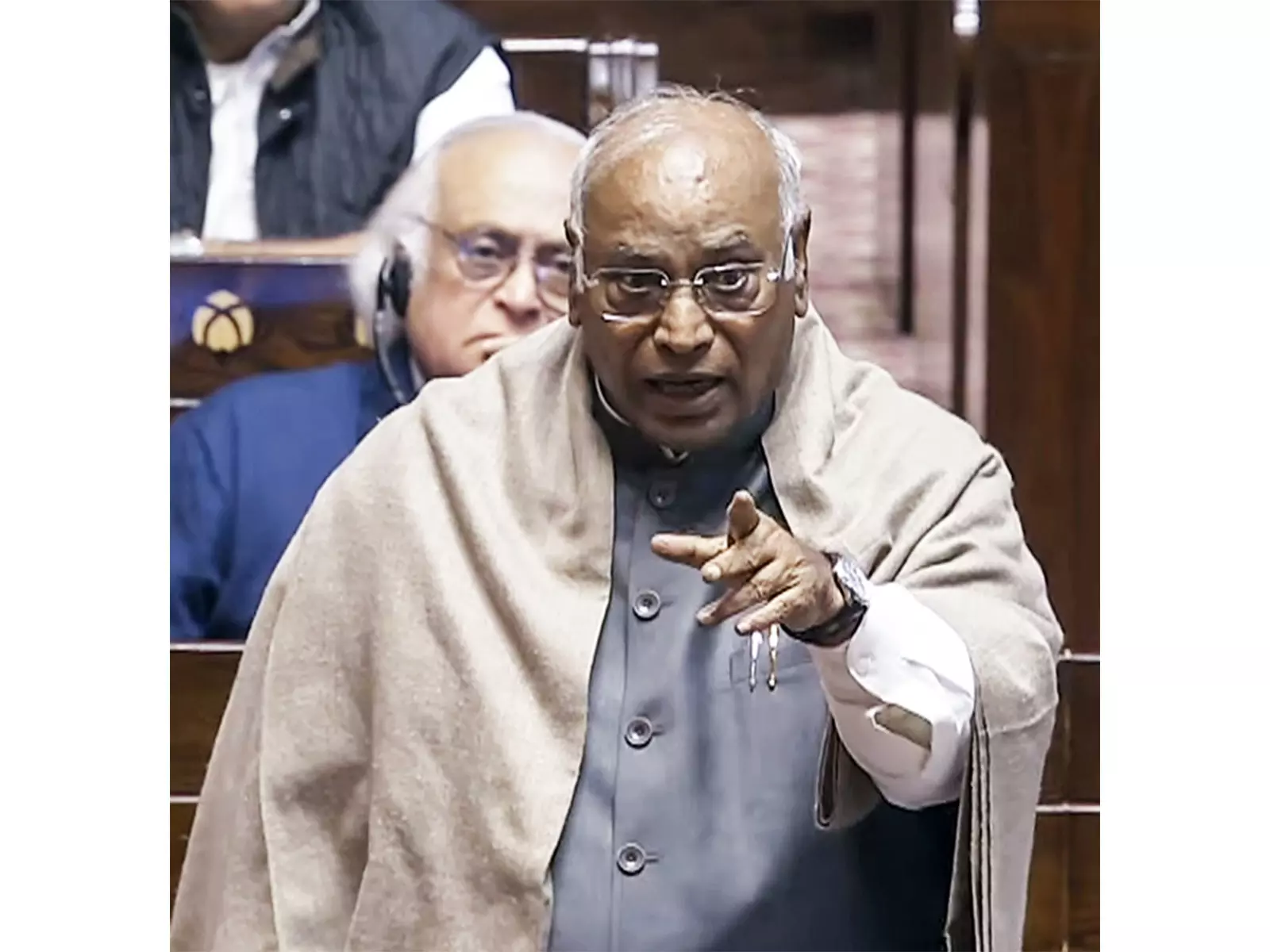 कांग्रेस अध्यक्ष Kharge ने रुपये के सर्वकालिक निम्नतम स्तर पर पहुंचने पर केंद्र की आलोचना की कांग्रेस अध्यक्ष Kharge ने रुपये के सर्वकालिक निम्नतम स्तर पर पहुंचने पर केंद्र की आलोचना की