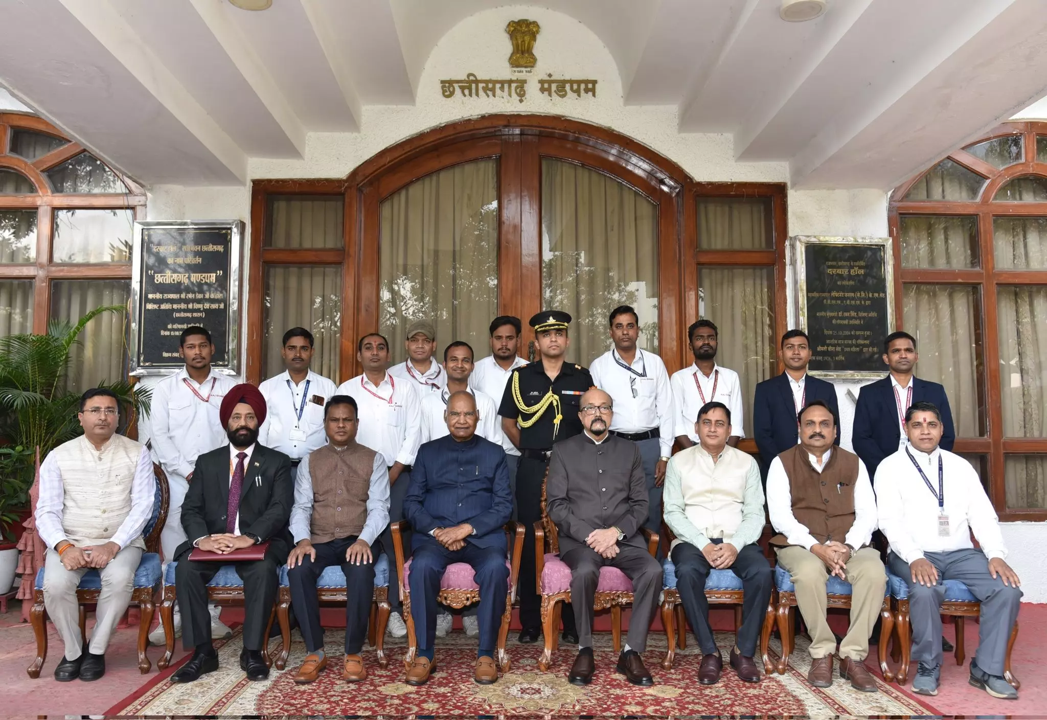 पूर्व राष्ट्रपति रामनाथ कोविंद ने रायपुर लोकभवन में सामूहिक फोटो खिंचवाई पूर्व राष्ट्रपति रामनाथ कोविंद ने रायपुर लोकभवन में सामूहिक फोटो खिंचवाई