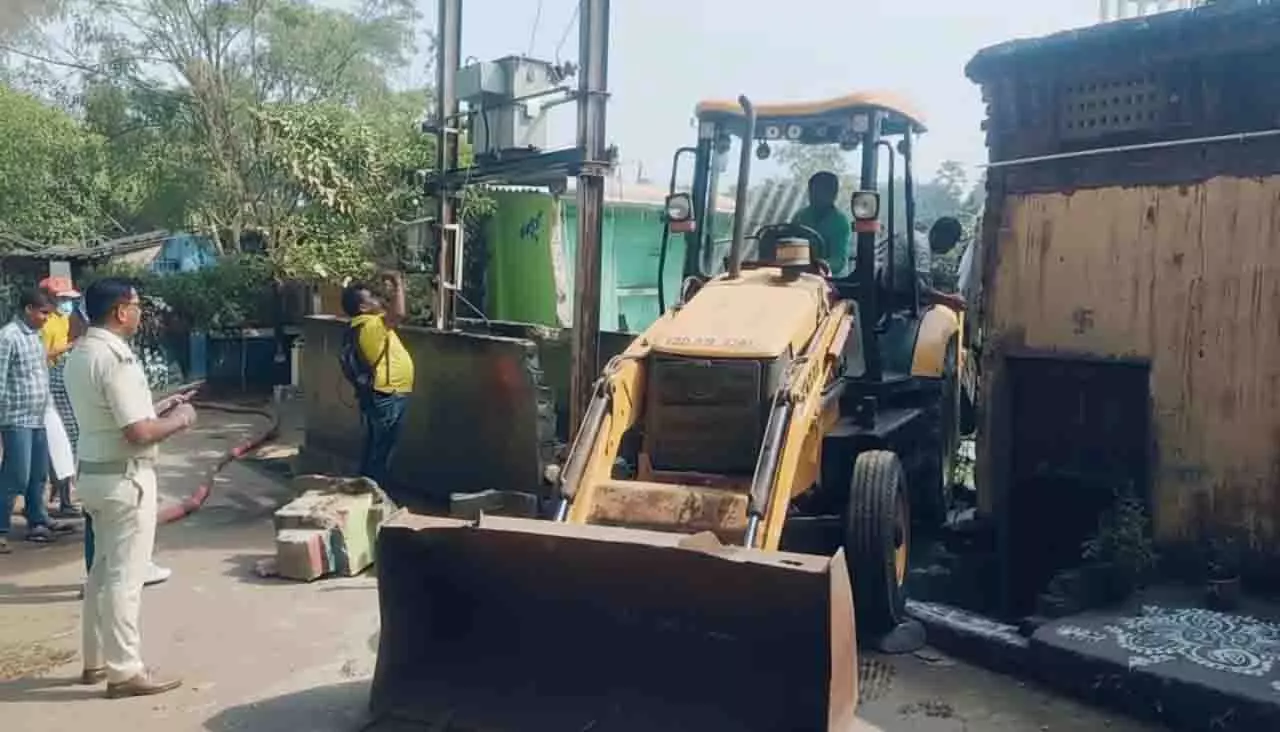 Puri में बुलडोजर की कार्रवाई, ब्राउन शुगर तस्कर का घर गिराया गया Puri में बुलडोजर की कार्रवाई, ब्राउन शुगर तस्कर का घर गिराया गया