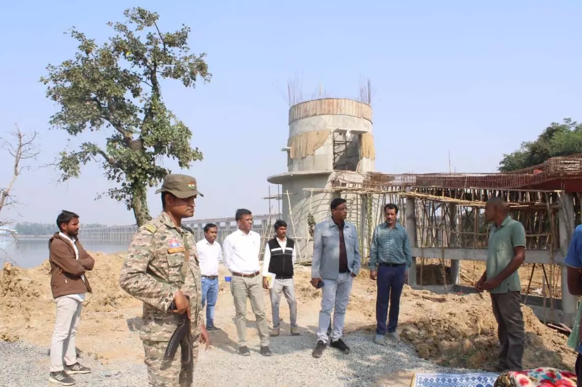 कलेक्टर ने बरमकेला और आसपास जल योजनाओं का किया औचक निरीक्षण कलेक्टर ने बरमकेला और आसपास जल योजनाओं का किया औचक निरीक्षण