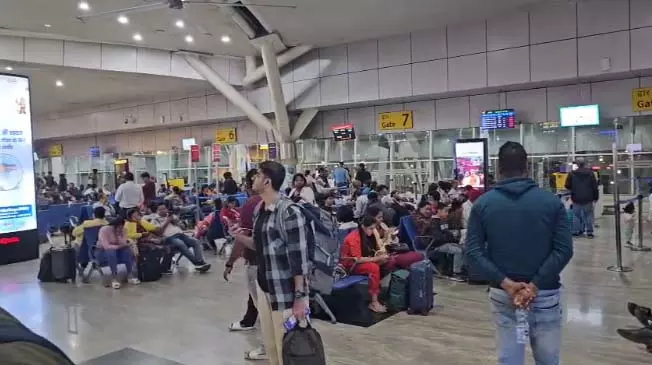 Raipur Airport पर इंडिगो फ्लाइट की देरी से हंगामा, देखें VIDEO... Raipur Airport पर इंडिगो फ्लाइट की देरी से हंगामा, देखें VIDEO...