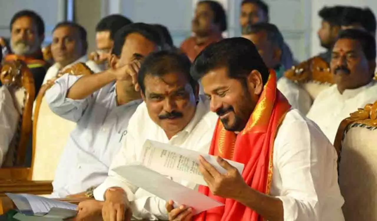 Revanth Reddy ने आदिलाबाद मीटिंग में केंद्र के साथ अपने संबंधों का बखान किया Revanth Reddy ने आदिलाबाद मीटिंग में केंद्र के साथ अपने संबंधों का बखान किया