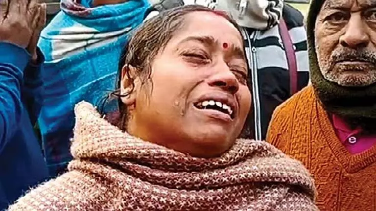 Shop, जो ज़िंदा रहने का ज़रिया थी, आग की चपेट में आ गई Shop, जो ज़िंदा रहने का ज़रिया थी, आग की चपेट में आ गई