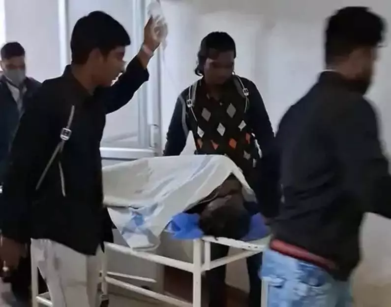 ट्रेन पर चढ़ते ही हाई टेंशन लाइन की चपेट में आया 18 वर्षीय छात्र, 80% झुलसा युवक ट्रेन पर चढ़ते ही हाई टेंशन लाइन की चपेट में आया 18 वर्षीय छात्र, 80% झुलसा युवक