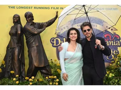 शाहरुख और काजोल ने लंदन में DDLJ की कांस्य प्रतिमा का अनावरण किया शाहरुख और काजोल ने लंदन में DDLJ की कांस्य प्रतिमा का अनावरण किया