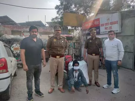 पुलिस का एक्शन, नशे की खेप के साथ अन्तर्राज्यीय तस्कर गिरफ्तार पुलिस का एक्शन, नशे की खेप के साथ अन्तर्राज्यीय तस्कर गिरफ्तार
