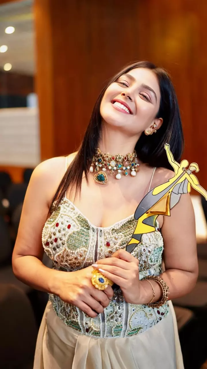 आकर्षित लुक में नजर आई एक्ट्रेस मोनालिसा गज्जर