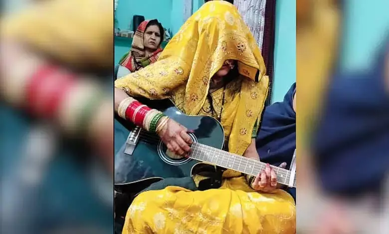 एक नई शादीशुदा औरत घूंघट के नीचे से चमकते अपने टैलेंट के लिए इंटरनेट पर छाई...