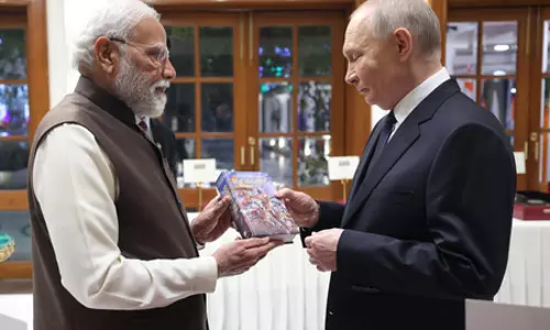 पीएम मोदी ने राष्ट्रपति पुतिन को दिया खास तोहफा, रूसी भाषा में अनुवादित गीता भेंट की पीएम मोदी ने राष्ट्रपति पुतिन को दिया खास तोहफा, रूसी भाषा में अनुवादित गीता भेंट की