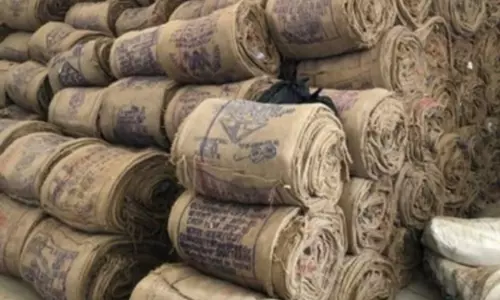 बारदाना को बेचने का आरोप, चौकीदार और दो प्रभारी सस्पेंड बारदाना को बेचने का आरोप, चौकीदार और दो प्रभारी सस्पेंड