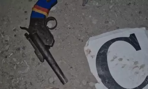 पुलिस और बदमाशों में मुठभेड़, जवाबी फायरिंग में एक बदमाश गोली लगने से घायल पुलिस और बदमाशों में मुठभेड़, जवाबी फायरिंग में एक बदमाश गोली लगने से घायल