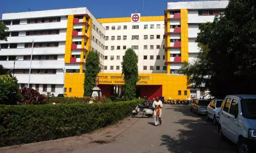 Indore: सरकारी अस्पताल से निजी में भेजने का खेल फिर चर्चा में Indore: सरकारी अस्पताल से निजी में भेजने का खेल फिर चर्चा में