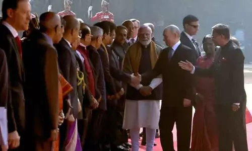 Russian  राष्ट्रपति भवन में पुतिन के स्वागत के लिए रेड कार्पेट बिछाया गया