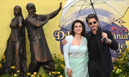 DDLJ के 30 साल: शाहरुख-काजोल ने लंदन में राज-सिमरन की मूर्ति का उद्घाटन किया DDLJ के 30 साल: शाहरुख-काजोल ने लंदन में राज-सिमरन की मूर्ति का उद्घाटन किया