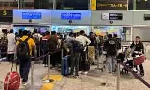इंडिगो फ्लाइट में तीसरे दिन भी अफरा-तफरी, क्रू की कमी से देशभर में दिक्कतें इंडिगो फ्लाइट में तीसरे दिन भी अफरा-तफरी, क्रू की कमी से देशभर में दिक्कतें