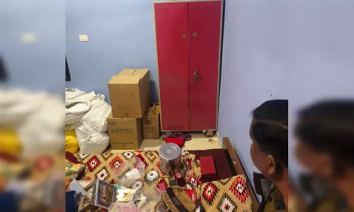 शादी समारोह में गए परिवार के घर हुई बड़ी चोरी, इलाके में हड़कंप शादी समारोह में गए परिवार के घर हुई बड़ी चोरी, इलाके में हड़कंप
