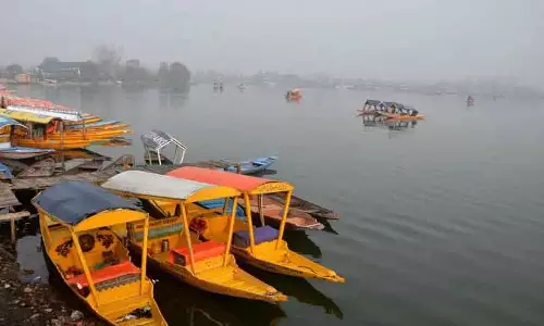 Kashmir में ठंड में सुधार, Srinagar में 0.4°C तापमान दर्ज Kashmir में ठंड में सुधार, Srinagar में 0.4°C तापमान दर्ज