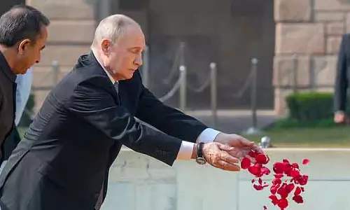 Russian राष्ट्रपति ने गांधी स्मारक पर श्रद्धांजलि अर्पित की Russian राष्ट्रपति ने गांधी स्मारक पर श्रद्धांजलि अर्पित की