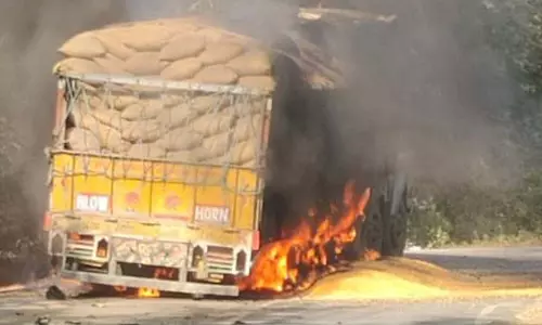 आग की चपेट में मक्का से भरा ट्रक, मची अफरातफरी