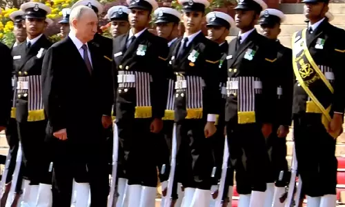 Russian राष्ट्रपति व्लादिमीर पुतिन का राष्ट्रपति भवन में औपचारिक स्वागत हुआ Russian राष्ट्रपति व्लादिमीर पुतिन का राष्ट्रपति भवन में औपचारिक स्वागत हुआ
