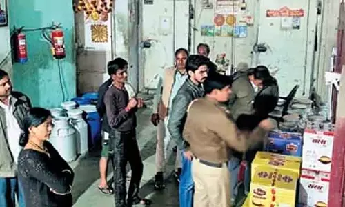 Delhi के Alipur में छापेमारी के दौरान 1,500 किलो नकली घी जब्त किया गया