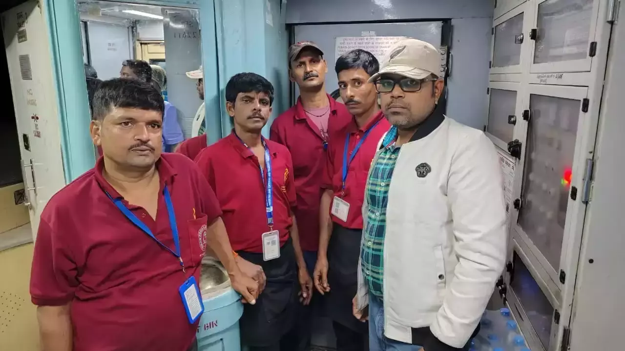 Kharagpur: अधिकारियों ने खड़गपुर में स्वच्छता अभियान की निगरानी की