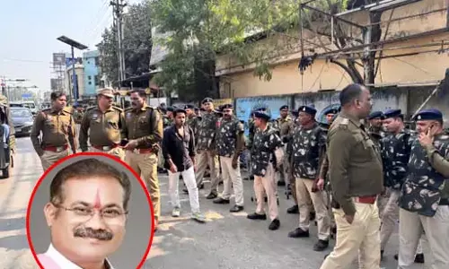 अमित बघेल ने किया सरेंडर, थाने के बाहर भीड़ अमित बघेल ने किया सरेंडर, थाने के बाहर भीड़