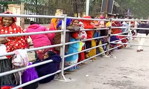 भारत बनाम दक्षिण अफ्रीका T20 टिकट के लिए Barabati में महिलाएं लाइन में सबसे आगे