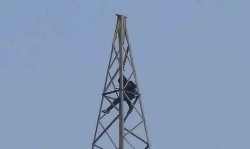 Keonjhar युवक टावर पर चढ़ा, गर्लफ्रेंड के माता-पिता से बात करने को मजबूर किया