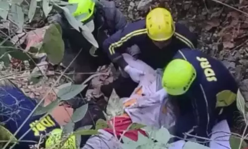 बारात लौटते समय बोलेरो 200 फीट गहरी खाई में गिरी, मां-बेटे समेत 5 की मौत बारात लौटते समय बोलेरो 200 फीट गहरी खाई में गिरी, मां-बेटे समेत 5 की मौत