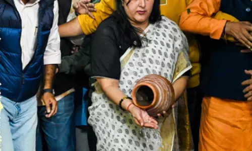 Bansuri Swaraj ने हरिद्वार में पिता की अस्थियों का विसर्जन किया Bansuri Swaraj ने हरिद्वार में पिता की अस्थियों का विसर्जन किया