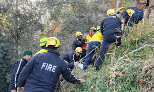 Almora: सड़क हादसे में कार खाई में गिरने से एक घायल Almora: सड़क हादसे में कार खाई में गिरने से एक घायल