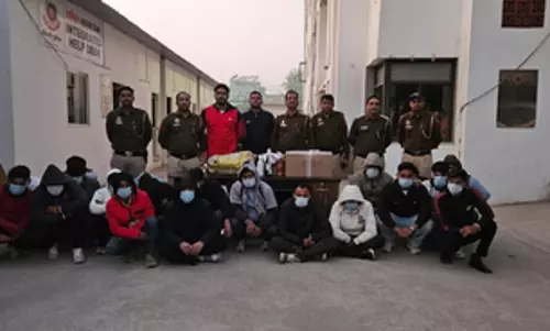 Delhi: समयपुर बादली में अवैध बार का भंडाफोड़, 25 लोग हिरासत में लिए गए