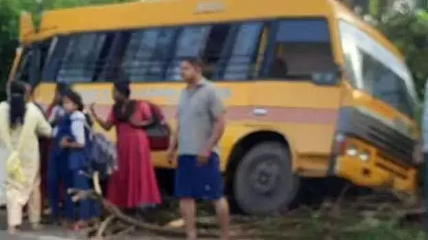 kerala: सबरीमाला यात्रियों की गाड़ी ने स्कूल बस को मारी टक्कर, पांच घायल