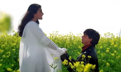 Shah Rukh Khan और काजोल ने लंदन में अपनी मूर्ति के अनावरण पर प्रतिक्रिया दी। Shah Rukh Khan और काजोल ने लंदन में अपनी मूर्ति के अनावरण पर प्रतिक्रिया दी।