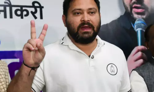 तेजस्वी की गैरहाजिरी पर गरमाई राजनीतिक बहस, नीरज कुमार ने मांगा स्पष्टीकरण तेजस्वी की गैरहाजिरी पर गरमाई राजनीतिक बहस, नीरज कुमार ने मांगा स्पष्टीकरण
