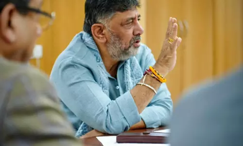 Shivakumar की दो मंत्रियों से मुलाकात से अटकलें तेज Shivakumar की दो मंत्रियों से मुलाकात से अटकलें तेज