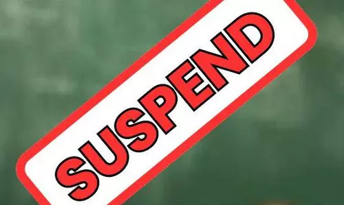 स्कूल में ड्यूटी से नदारद शिक्षिका सस्पेंड