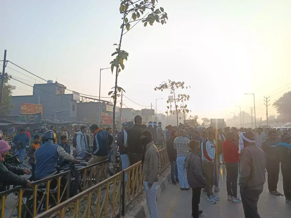 Varanasi: पूर्व प्रधान के बेटे की मौत से क्षेत्र में तनाव, सड़क जाम Varanasi: पूर्व प्रधान के बेटे की मौत से क्षेत्र में तनाव, सड़क जाम
