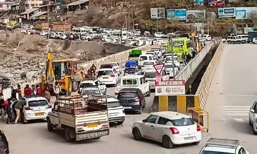 Manali-Leh हाईवे पर ट्रैफिक जाम से यात्रियों को परेशानी हो रही है Manali-Leh हाईवे पर ट्रैफिक जाम से यात्रियों को परेशानी हो रही है