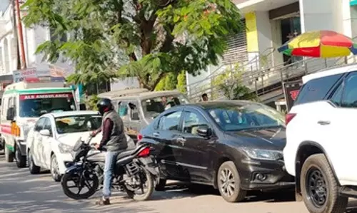 Bareilly: अस्पतालों के पास पार्किंग गायब, सड़क जाम बढ़ा Bareilly: अस्पतालों के पास पार्किंग गायब, सड़क जाम बढ़ा