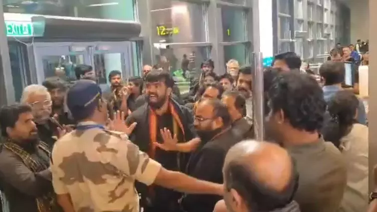 इंडिगो द्वारा कोचीन की उड़ान रद्द करने पर अयप्पा भक्तों ने RGIA पर विरोध प्रदर्शन किया इंडिगो द्वारा कोचीन की उड़ान रद्द करने पर अयप्पा भक्तों ने RGIA पर विरोध प्रदर्शन किया